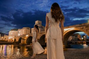 20 ГОДИНИ КОКЕВ: МОДЕН СПЕКТАКЛ НА КАМЕНИОТ МОСТ