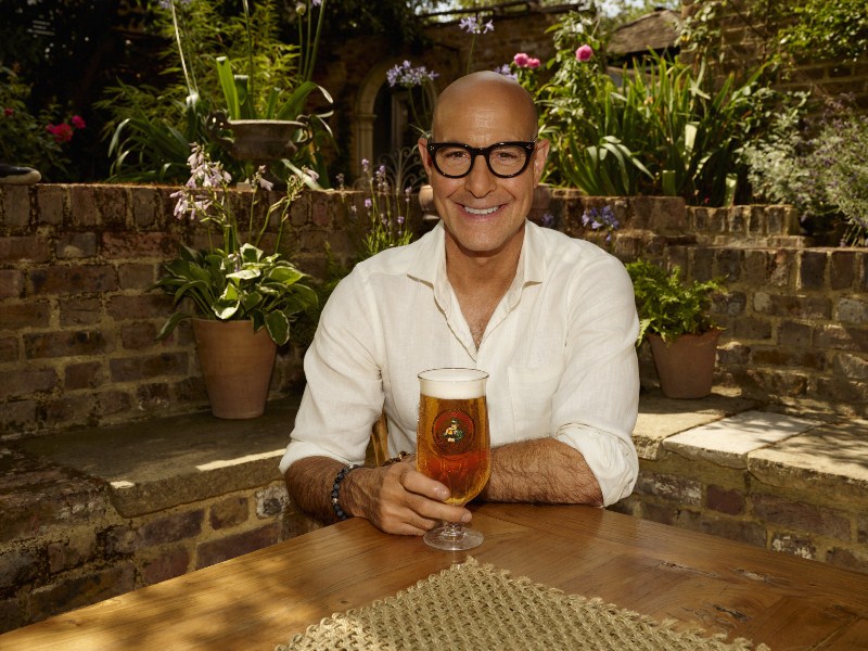 Стенли Тучи ужива во едноставните животни задоволства со Birra Moretti