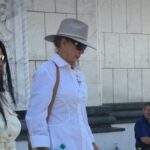 (Фото) Лепа Брена како Меланија Трамп на крштевката на внуката, елегантна и гламурозна