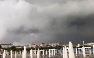 Силни бури во Европа: Град во Италија, јак ветер во Словенија, невремето стигна и до Хрватска