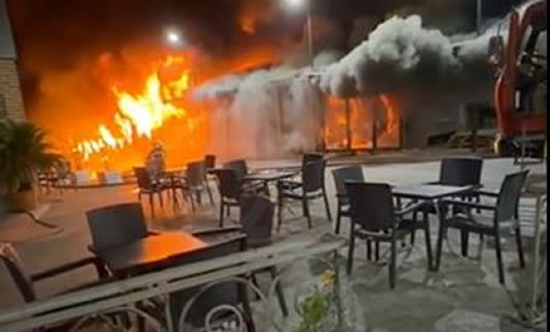 (ВИДЕО) Повеќе од 20 дуќани изгореа во пожар во Шуто Оризари – нема повредени лица