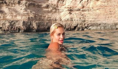Рита Ора ужива во последните денови од летото –  не се одвојува од своето омилено бикини со светки