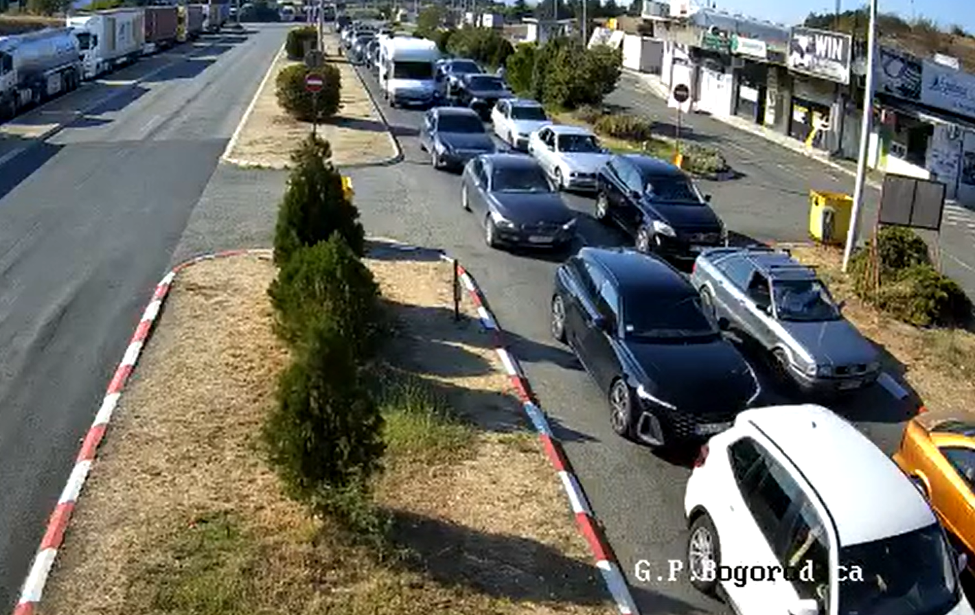 ГУЖВА НА ГРАНИЦА: Македонски граѓани долго чекале на Евзони за влез во земјава