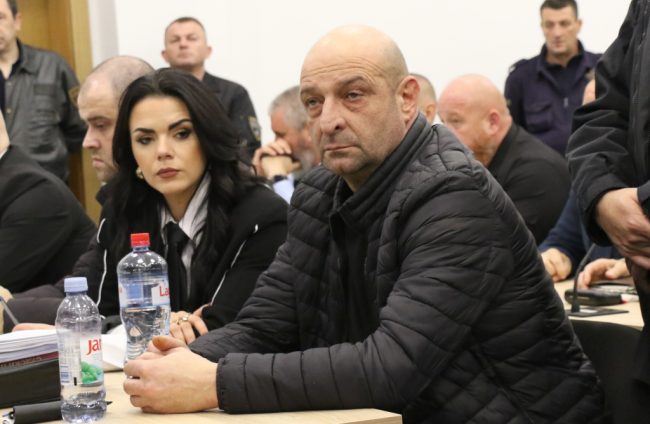 ВО БАРАЊАТА ЗА ЛИЦЕНЦИ ЗА „ПУЛС” СЕ  ОСТАВАНИ ПРАЗНИ ПОЛИЊА ЗА БРОЈ НА ИЗЛЕЗИ, ЗА ПРИОД КОН ОБЈЕКТОТ, ИМЕ НА ГАЗДАТА, ДАЛИ Е ПОД ЗАКУП, А СЕ ЛАЖЕЛО И ЗА КВАДРАТУРАТА, СВЕДОЧЕА ВЕШТАЦИТЕ