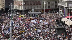 (ВИДЕО) Масовен протест во Загреб, граѓаните обвинуваат за десетици илјади тони илегално депониран отпад кај градот Госпиќ