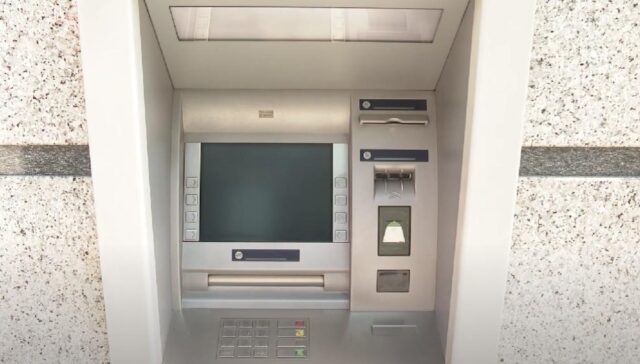 Старец нашол туѓа картичка и си пазарел повеќе пати