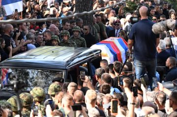 ФОН ДЕР ЛАЈЕН И КОСТА: „Шокантни се сликите од погребот на Младиќ“, ЕУ критикува поради присуството на српски функционери