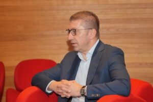 Има очекувања на некои радикални елементи во нашата структура за повлекување од меѓународни договори и преговори – тоа би било идеално доколку сме ние сами на овој свет, вели Мицкоски