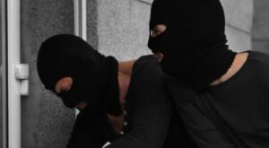 Кривична за четири лица за десет кражби