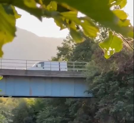 (ВИДЕО) Маж застанува со комби на мост на Радика, вади вреќи полни со ѓубре и ги фрла во реката