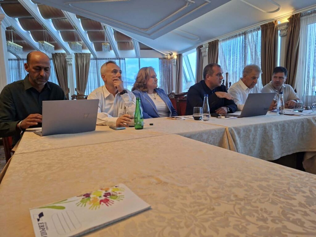 Масата на која вчера седевме тежи 150 илјади гласа. Платформашите експресно му вратија на Филипче