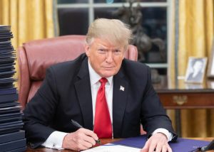 Нова закана од Трамп: Ќе ја прекинам трговијата со земји ако ФЕД не ги намали каматите