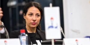 За да се испорача демократијата, мора да го заштитиме правото на вистина!