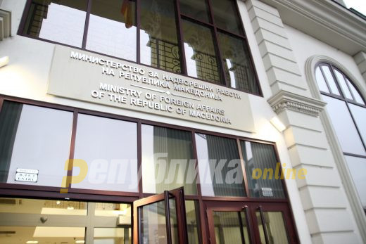 МНР: Неточна информација е дека има оштетување и отстранување на табла на Амбасадата на Македонија во Софија