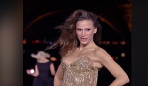 (ВИДЕО) Воодушевила со енергијата – Турската актерка Серенај Сарикаја го украла шоуто на модната ревија во Париз: Прошетала во златен фустан и танцувала