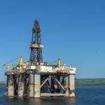 Нафтата над 100 долари за барел по новите напади на Блискиот Исток