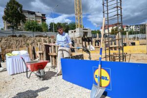 Lidl ја проширува инвестицијата во Битола: Поставен камен-темелник за вториот маркет