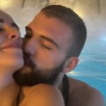 (Фото) Вељко ја покажа Богдана без шминка и филтер: Во сино бикини блесна на Кипар, а тој ги покажа мускулите