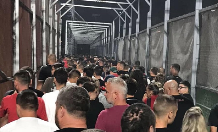 20 минути ПРЕКИН на ВАРДАР – АРСИМИ: Целиот стадион се испразни, публиката застана зад Комитите!