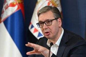 Владејачката Српска напредна странка (СНС) денеска го избра претседателот Александар Вучиќ за носител на партиската листа на претстојните парламентарни избори и за нејзин кандидат за премиер, објавија локалните медиуми.  На седницата во југоисточниот град Ниш, раководството на СНС едногласно одлучи Вучиќ да ја предводи листата „Обединета Србија“ на претстојните парламентарни избори и да биде нејзин кандидат за премиер доколку партијата победи на изборите.  Претходно лидерот на СНС, Милош Вучевиќ, изјави дека листата на партијата ќе го носи името „Александар Вучиќ – Обединета Србија“ и го опиша претседателот како „најспособниот државник“.  Обраќајќи им се на сопартијците, Вучиќ изјави дека влада предводена од него би била пооперативна и поефикасна, предлагајќи 12 министри наместо сегашните 31.  Тој рече дека подготвил нов предлог-закон за министрите и Владата и дека ќе го објави откако ќе поднесе оставка од функцијата претседател.