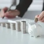 Кој е главен за парите дома? Одговорот не е толку едноставен