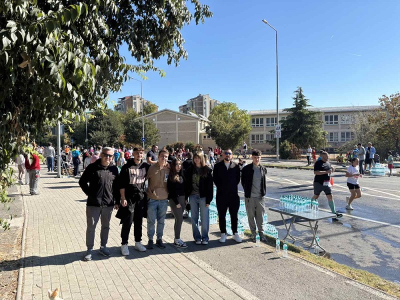По маратонот, Пакомак и средношколците ги исчистија улиците од пластични шишиња
