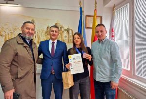Избела Зајков, по освоената бронза на СП во самбо, на прием кај градоначалникот на Радовиш