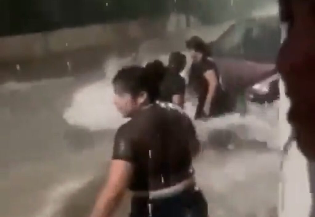 ПОПЛАВИ ВО МЕКСИКО: Улиците претворени во реки, автомобили заглавени во вода