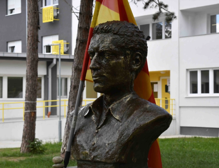 Херојот Стив Наумов доби нова биста во дворот на студентскиот дом што го носи неговото име