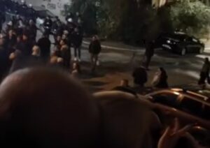 Хаос пред седиштето на владејачката партија во Србија, пријавен и напад врз полицијата