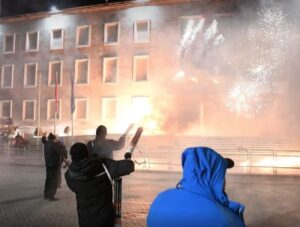 (ВИДЕО) Ескалација на протестите во Тирана: Илјадници демонстранти бараат оставка од Рама, полицијата употреби солзавец и водени топови