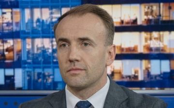 МАКЕДОНИЈА И БУГАРИЈА ДА НЕ ПРЕГОВАРААТ САМИ: Потребен е трипартитен разговор со Брисел, побара Стојаноски