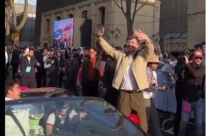 (ВИДЕО) На плоштадот Регистан – Популарниот јутјубер MrBeast предизвикал толку голем интерес кај фановите во Узбекистан што морал да биде евакуиран од обезбедувањето