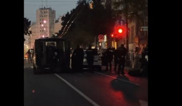 (ВИДЕО) ЖАНДАРМЕРИЈАТА ГО ОБЕЗБЕДУВА ЦЕНТАРОТ НА БЕЛГРАД: Специјалци распоредени кај Собранието и изборната комисија