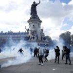 Судири на протест во Париз, полицијата употреби солзавец
