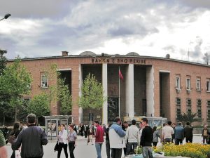 Банките на удар на протестите во Албанија – дали се безбедни парите на граѓаните?