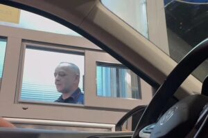 (ВИДЕО) Наместо намрштен поглед – Полицаецот на црногорската граница пеел додека ги прегледувал документите, видеото ги воодушеви корисниците на мрежата