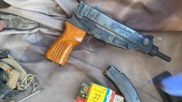 (ФОТО) ПРЕТРЕС ВО ГОСТИВАР: Пронајдени автоматска пушка и над 100 куршуми