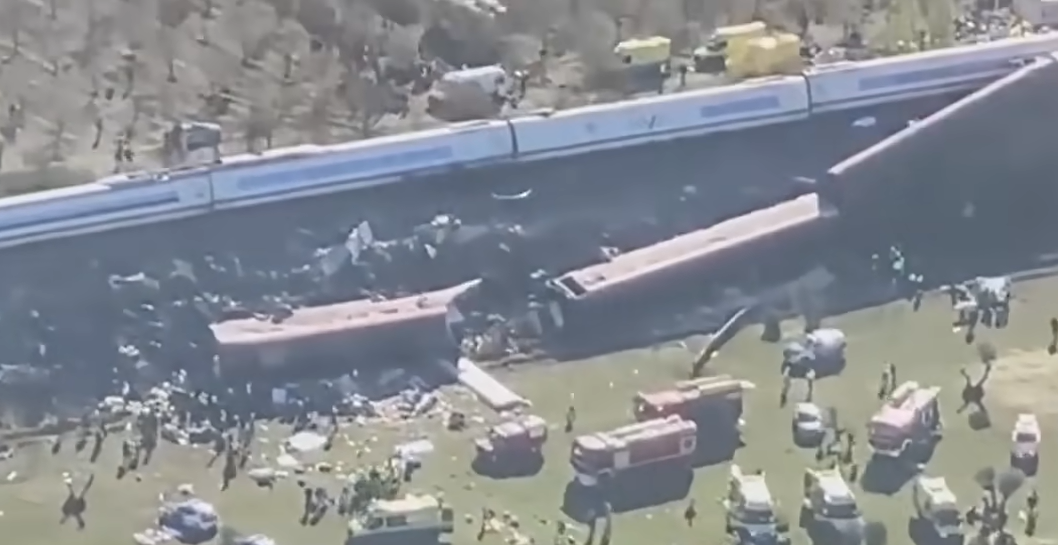 (ВИДЕО) Се зголеми бројот на загинати во Шпанија по судирот на двата воза