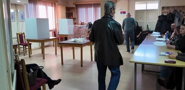 Излезноста во Србија руши рекорди: 61 процент од гласачите гласале до 17 часот, повеќе отколку на цели избори во 2023 година.