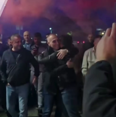 ВИДЕО: Груби пречекан со огномет и факели по излегувањето од куќен притвор