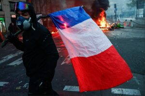 Воведен полициски час во Париз и Лион – уапсени се најмалку 2.400 лица