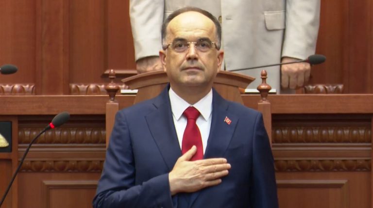„Насилството не е решение“ – претседателот на Албанија повикува на самоконтрола и дијалог