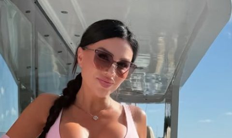 Згодната црнокоса не успеа да ги сокрие интимните делови – облините повторно го привлекоа вниманието