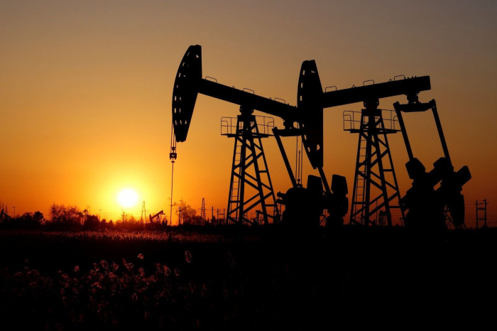 Расте цената на нафтата на светските пазари, неизвесно дали ќе поскапат горивата во земјава