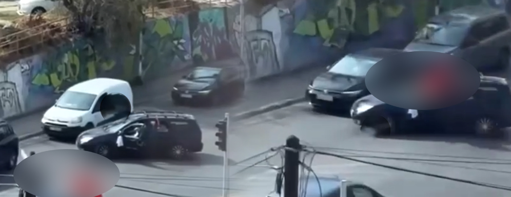 (ВИДЕО) Со возило го попречувал сообраќајот на крстосница во Скопје – полицијата го повика во станица