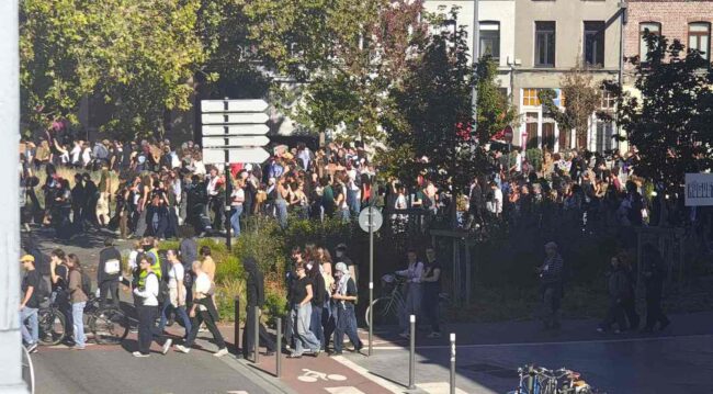 СТОТИЦИ ИЛЈАДИ ЛУЃЕ СЕ ПРИДРУЖИЈА НА УЧЕНИЧКИТЕ ПРОТЕСТИ ВО ФРАНЦИЈА, ПОЛИЦИЈАТА СЕ СУДРИ СО ДЕМОНСТРАНТИ ВО ПАРИЗ