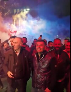 ВИДЕО: Огномет, факели и еуфорија за Артан Груби кој излезе од домашен притвор