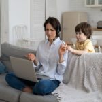Дали дигиталниот свет ни ги „замрзнува“ емоциите пред децата?