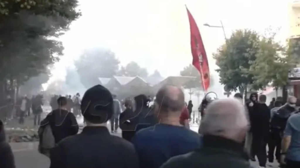 (ВИДЕО) Студентските протести во Албанија прераснаа во судири со полицијата
